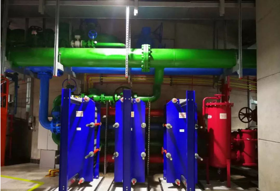 Comparison of thrust external circulation shell-and-tube cooler and plate heat exchanger for pumped storage power station